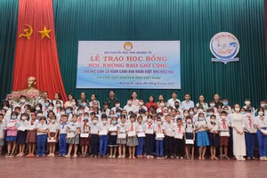 Các học sinh được nhận học bổng chụp hình kỷ niệm với các đại biểu tham dự buổi lễ.