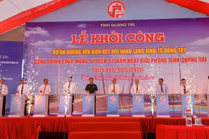 Chủ tịch nước Nguyễn Xuân Phúc cùng các đại diện lãnh đạo trung ương và địa phương thực hiện nghi thức nhấn nút khởi công dự án.