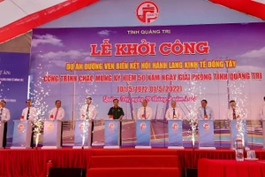 Chủ tịch nước Nguyễn Xuân Phúc cùng các đại diện lãnh đạo trung ương và địa phương thực hiện nghi thức nhấn nút khởi công dự án.