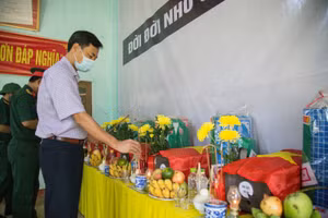 Chính quyền và người dân địa phương dâng hương tri ân các liệt sĩ 
