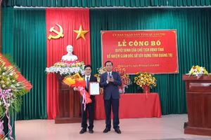 Ông Võ Văn Hưng - Chủ tịch UBND tỉnh Quảng Trị trao quyết định bổ nhiệm cho ông Nguyễn Thanh Hải.