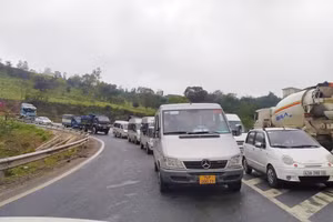 Tình trạng quá tải trên Quốc lộ 9 thường xuyên diễn ra gây mất an toàn giao thông cho người đi đường (ảnh: CTV).