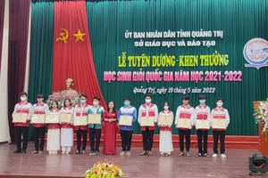 TS. Lê Thị Hương – Giám đốc Sở GD&ĐT Quảng Trị trao Bằng khen của Bộ GD&ĐT cho 12 học sinh đoạt giải nhì và ba tại kỳ thi.