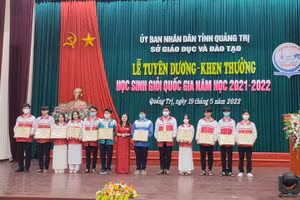 TS. Lê Thị Hương – Giám đốc Sở GD&ĐT Quảng Trị trao Bằng khen của Bộ GD&ĐT cho 12 học sinh đoạt giải nhì và ba tại kỳ thi.