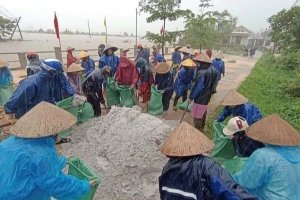 Người dân nỗ lực đắp đê ngăn nước lũ để cứu vựa lúa. (Ảnh: CTV)