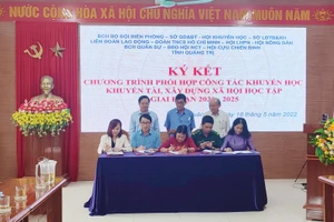 Đại diện Hội Khuyến học tỉnh và các cơ quan, đơn vị ký kết chương trình phối hợp trong công tác khuyến học, khuyến tài, xây dựng XHHT giai đoạn 2021-2025. 