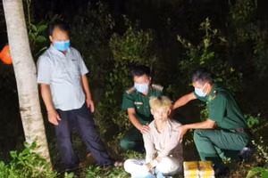 Đối tượng Hồ Văn Long cùng tang vật ma túy bị bắt giữ.