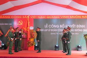 Tư lệnh Binh đoàn 12, Đại tá Nguyễn Hữu Ngọc trao Quân kỳ Quyết thắng cho Lữ đoàn.