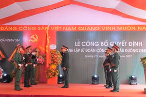 Tư lệnh Binh đoàn 12, Đại tá Nguyễn Hữu Ngọc trao Quân kỳ Quyết thắng cho Lữ đoàn.