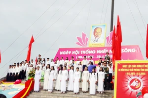 Lễ thượng cờ "Thống nhất non sông" tại đôi bờ Hiền Lương - Bến Hải năm 2018 (ảnh tư liệu)