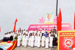 Lễ thượng cờ "Thống nhất non sông" tại đôi bờ Hiền Lương - Bến Hải năm 2018 (ảnh tư liệu)