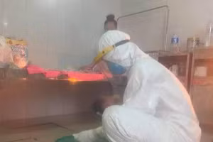 Các y bác sĩ của Bệnh viện Chuyên khoa Lao và bệnh phổi tỉnh Quảng Trị đang vệ sinh cho bé