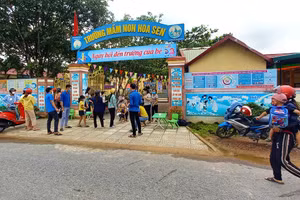 Toàn bộ các em học sinh và phụ huynh đi cùng đã được huyện Cam Lộ hỗ trợ đưa về tận nhà đến tối 3/10 thì hoàn thành. (Ảnh: TTCT).