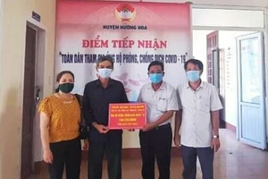 Đại diện UBMTTQ Việt Nam huyện Hướng Hóa tiếp nhận số tiền ủng hộ chống dịch 100 triệu đồng từ vợ chồng ông Khoa