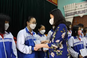 Phó Chủ tịch nước Võ Thị Ánh Xuân trao các suất quà cho học sinh khó khăn của Trường THCS Thành Cổ