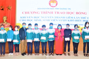 Đại diện Hội khuyến học tỉnh Quảng Trị trao các suất học bổng cho học sinh, sinh viên có hoàn cảnh khó khăn. Ảnh: SH