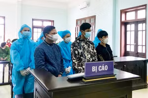 Các bị cáo nghe tòa tuyên án. 