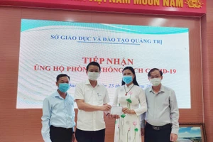 Đại diện Sở GD&ĐT Quảng Trị tiếp nhận số tiền ủng hộ từ cô Yến.