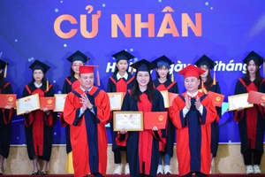 1.723 tân cử nhân Trường Đại học Công đoàn được trao bằng tốt nghiệp ngày 1/7/2022.