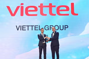 Đây là năm thứ hai liên tiếp Viettel được vinh danh là nơi làm việc tốt nhất Châu Á. Ảnh: Ông Đoàn Đại Phong - Phó Tổng giám đốc TCT Dịch vụ số Viettel đại diện Tập đoàn nhận cúp của chương trình. 