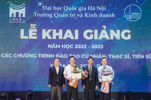 Ban giám hiệu Trường Quản trị và Kinh doanh trao thưởng cho học viên tiêu biểu chương trình sau đại học tại lễ khai giảng.