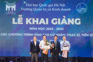 Ban giám hiệu Trường Quản trị và Kinh doanh trao thưởng cho học viên tiêu biểu chương trình sau đại học tại lễ khai giảng.