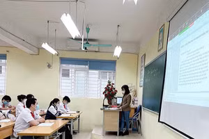 Cô trò Trường THCS Gia Thụy (Long Biên, Hà Nội) trong giờ học.