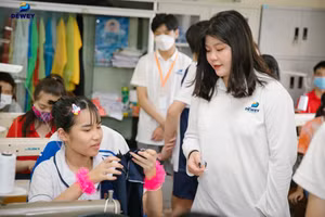 Học sinh The Dewey Schools trực tiếp đến tham gia các hoạt động tại Trường Khiếm thính Hải Phòng.