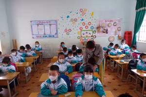 Cô Vũ Thị Ngọc Xuyên, Trường tiểu học Lê Lợi, xã Cư Huê, huyện EaKar (Đắk Lắk) trong giờ dạy học.