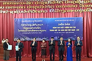 Tiến sĩ Hồ Văn Thống cùng Tiến sĩ Phonesavanh trao văn bản hợp tác.