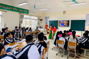 Học sinh Bắc Giang trong giờ học về nội dung giáo dục địa phương.