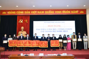 Bộ trưởng Nguyễn Kim Sơn trao tặng Cờ thi đua của Bộ Giáo dục và Đào tạo cho các tập thể.