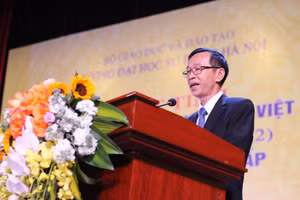 GS.TS. Nguyễn Văn Minh, Hiệu trưởng Trường ĐH Sư phạm Hà Nội phát biểu tại lễ Kỷ niệm 40 năm ngày Nhà giáo Việt Nam.