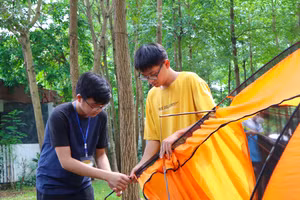 Học sinh thực hành dựng lều trại, làm việc nhóm.