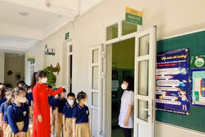 Học sinh Trường tiểu học Ái Mộ B, quận Long Biên, Hà Nội trong ngày đầu quay trở lại trường học trực tiếp.