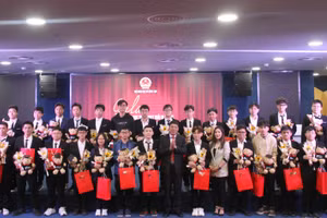 Ông Huỳnh Văn Chương, Cục trưởng Cục Quản lý chất lượng (Bộ GD&ĐT) trao quà cho các học sinh đoạt giải Olympic và khoa học kỹ thuật quốc tế năm 2022.