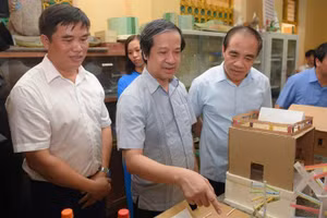 Bộ trưởng Nguyễn Kim Sơn và đoàn công tác thăm phòng học bộ môn tại Trường THCS Hòa Phú, Chiêm Hóa, Tuyên Quang. 