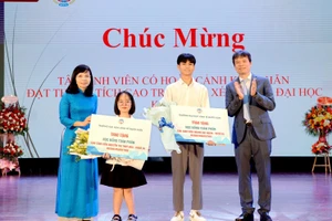 Lãnh đạo Trường ĐH Kinh tế quốc dân trao tặng học bổng toàn phần cho tân sinh viên hoàn cảnh khó khăn đạt thành tích cao trong kỳ xét tuyển đại học chính quy Khoá 64.