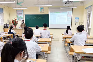 Cô trò Trường trung học cơ sở Gia Thụy, Long Biên, Hà Nội dạy học linh hoạt trong điều kiện dịch bệnh.