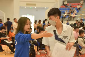 Thí sinh đến làm thủ tục nhập học đợt 1 năm 2022 tại Trường Đại học Phenikaa.