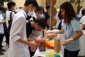Hội chợ ẩm thực thu hút sự tham gia đông đảo của học sinh, giáo viên.
