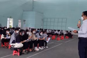 Thầy Trịnh Nguyễn Thi Bằng, Hiệu trưởng Trường THPT Trần Đại Nghĩa (Cần Thơ) tư vấn học sinh lựa chọn môn học.