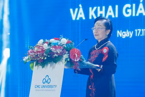 GS.TS. Nguyễn Thị Doan - Chủ tịch Hội Khuyến học Việt Nam, nguyên Phó Chủ tịch nước, Chủ tịch danh dự Hội đồng Trường ĐH CMC - phát biểu tại buổi lễ.