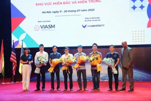 Phó Giám đốc Viện Nghiên cứu cao cấp về Toán (ngoài cùng bên trái ảnh) và Hiệu trưởng VinUni (ngoài cùng bên phải ảnh)tặng hoa cho các giảng viên của Trường hè.