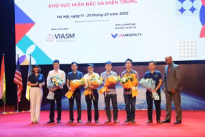 Phó Giám đốc Viện Nghiên cứu cao cấp về Toán (ngoài cùng bên trái ảnh) và Hiệu trưởng VinUni (ngoài cùng bên phải ảnh)tặng hoa cho các giảng viên của Trường hè.