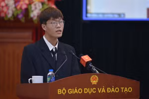 Sinh viên Chu Thành Đạt, Trường Đại học Ngoại ngữ, Đại học Quốc gia Hà Nội khi chia sẻ tại hội nghị.