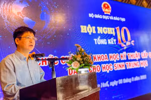 Ông Nguyễn Xuân Thành, Vụ trưởng Vụ Giáo dục Trung học phát biểu tại hội nghị.
