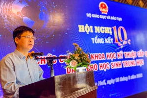 Ông Nguyễn Xuân Thành, Vụ trưởng Vụ Giáo dục Trung học phát biểu tại hội nghị.