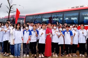 Cô trò Trường THPT Bắc Duyên Hà vui mừng khi Đặng Lê Nguyên Vũ giành vòng nguyệt quế.