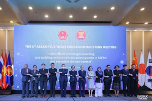 Các đại biểu dự Hội nghị Bộ trưởng Giáo dục ASEAN+3 lần thứ 6 chụp ảnh lưu niệm.